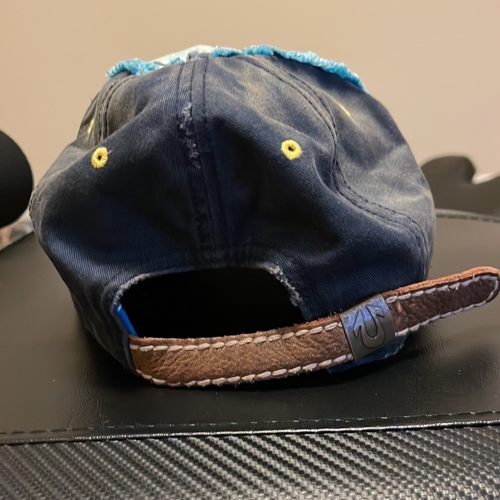 ❤️ True Religion Distressed Rhinestone hat - Picture 3 of 3